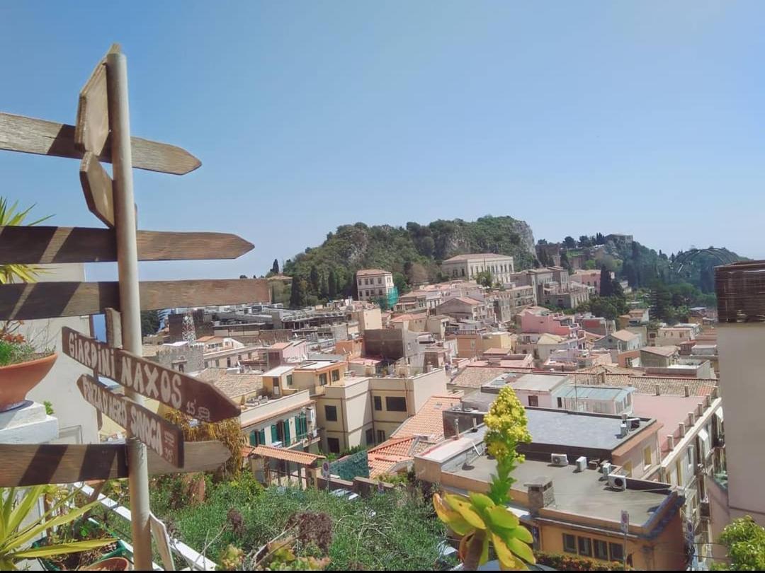 "Little Sicilian Home"-Room With A Private Bathroom & Kitchen -Fridge - And Shared A Beautiful Terrace On Hostel Taormina Center Buitenkant foto